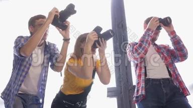 专业摄影工作室，年轻摄影师摄影与单反相机在工作室为摄影师举办研讨会